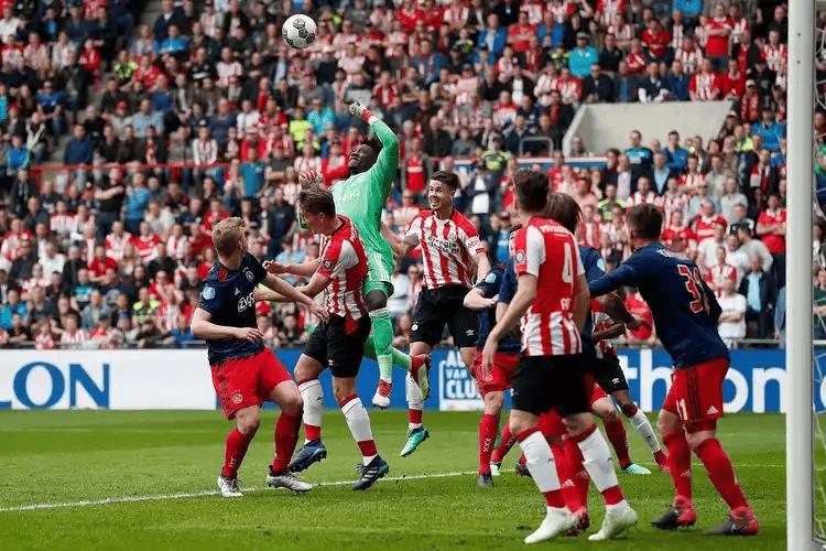 金年会下载-巴塞罗那训练开放日；赛前刷新队史纪录引欢呼；荷甲在即；阵容厚度经受考验的简单介绍